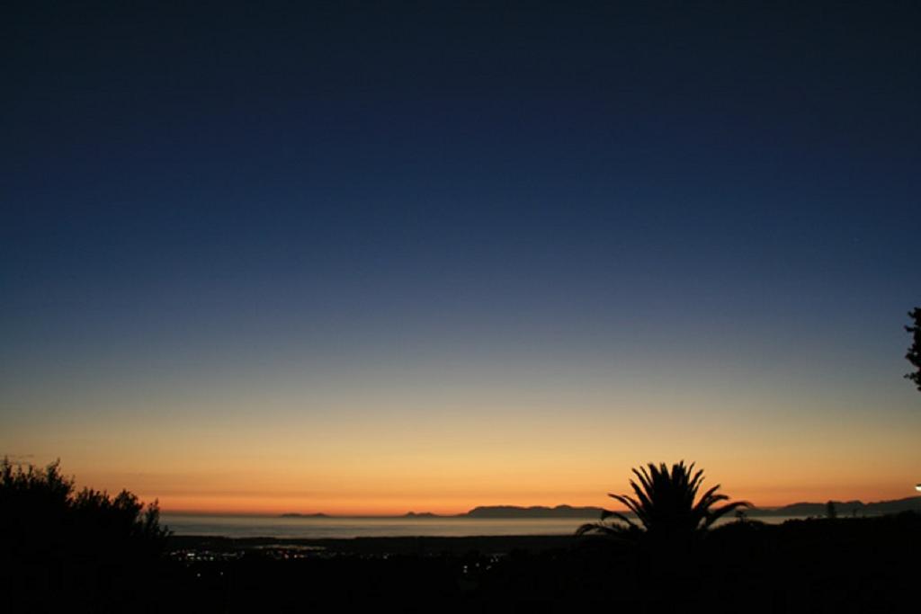 Majorca House Bed & Breakfast Somerset West Exterior photo